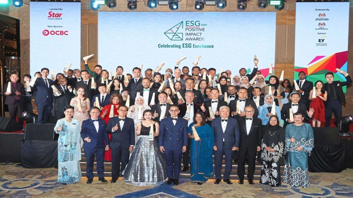 Para pemenang Anugerah ESG Positive Impact 2024 bergambar bersama tetamu kehormat (barisan hadapan, dari kiri) Wang, Chan, Ching, Micky, Sim, Renuka Indrarajah (Pengarah Hal Ehwal Korporat dan Undang-Undang Heineken Malaysia Bhd), Wong, Tan, Nor Hasnah dan Esther di Hotel One World, Petaling Jaya. — GLENN GUAN/The Star